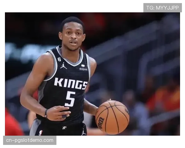 特写：当福克斯摘下篮板，国王队的快攻箭头已同时启动