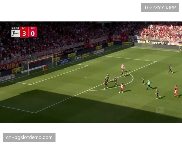 “训练图集：弗赖堡全队加练定位球攻防，备战对阵柏林联合关键战”